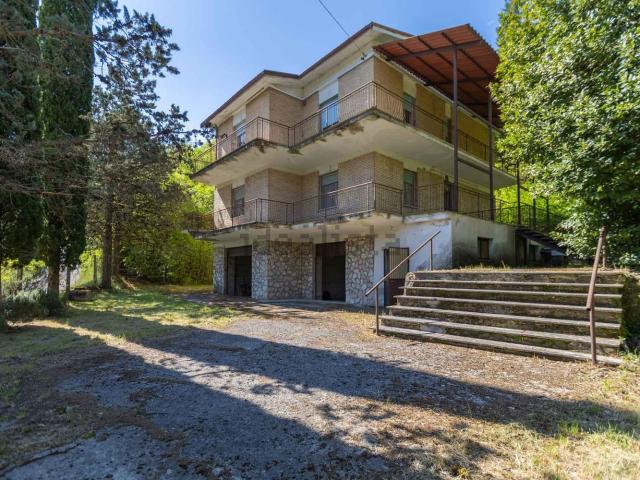Case e ville in vendita di 477 m² in Via Case Sparse