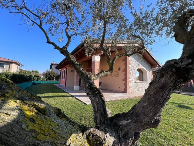 Case e ville in vendita di 480 m² in Via Abensberg, 49