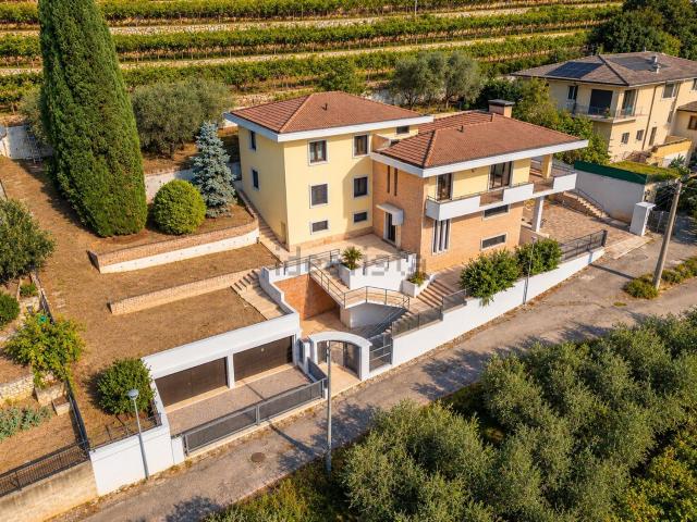 Case e ville in vendita di 480 m² in Via del Bersagliere, 5