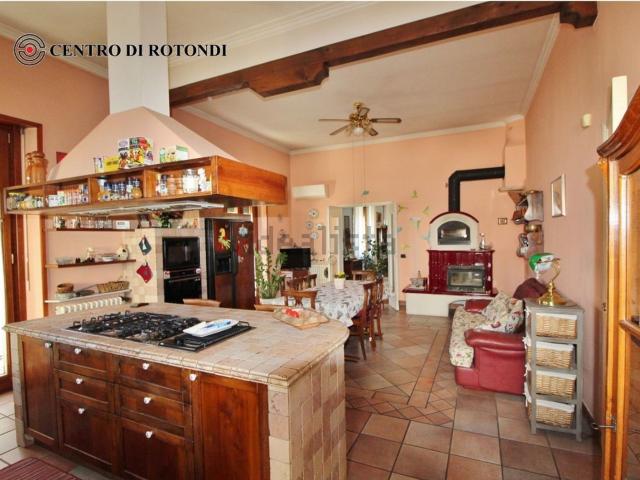Case e ville in vendita di 480 m² in Via Eugenio Curiel, 14