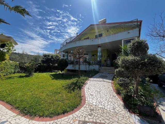 Case e ville in vendita di 480 m² in Via Inghilterra, 6
