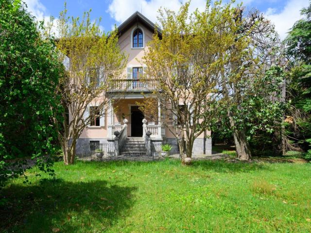 Case e ville in vendita di 480 m² in Via Monte Rosa, 86