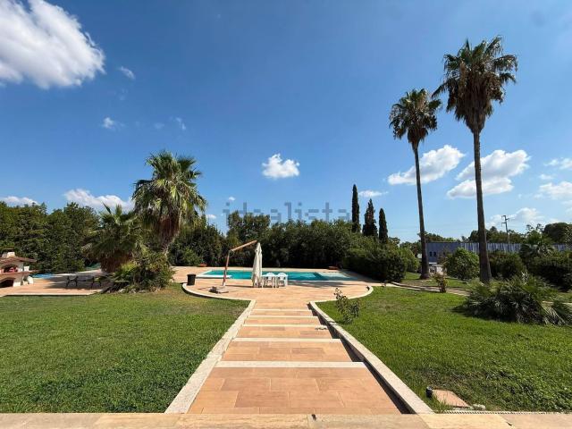 Case e ville in vendita di 480 m² in Via Pontina