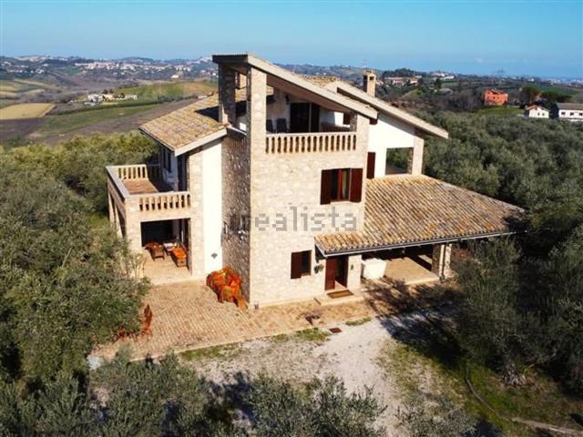 Case e ville in vendita di 480 m² in Via Pratelle