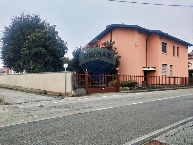 Case e ville in vendita di 480 m² in Via Quattro Novembre, 11