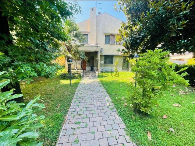 Case e ville in vendita di 480 m² in Via Rodolfo Morandi, 2