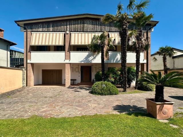 Case e ville in vendita di 480 m² in Via Roma