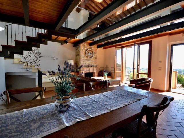 Case e ville in vendita di 480 m² in Via Umberto Lorini
