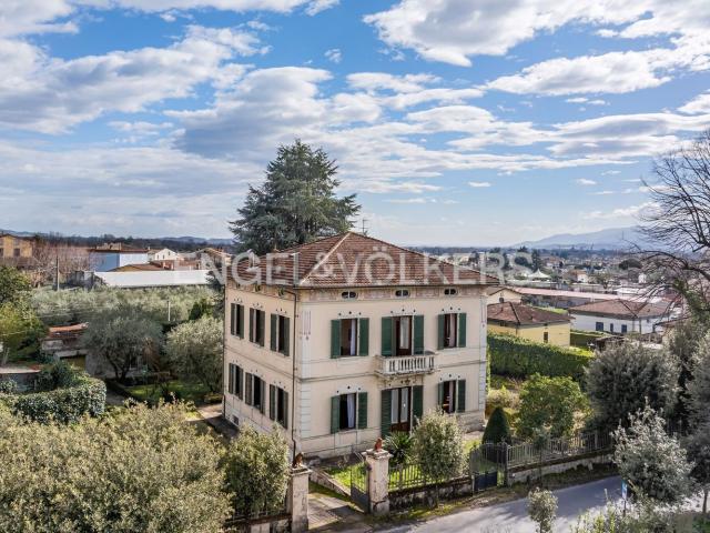 Case e ville in vendita di 480 m² in Viale della Rimembranza