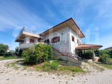 Case e ville in vendita di 480 m² in Viale Piane San Donato, 32