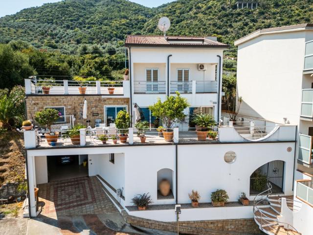 Case e ville in vendita di 482 m² in Via Benedetto Brin