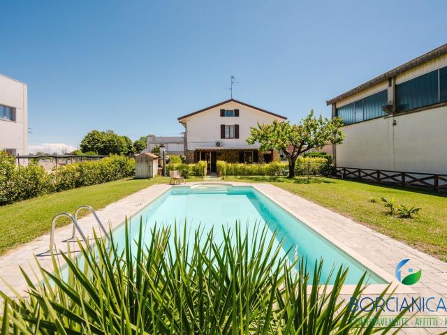 Case e ville in vendita di 483 m² in Via Caduti sul Lavoro, 15