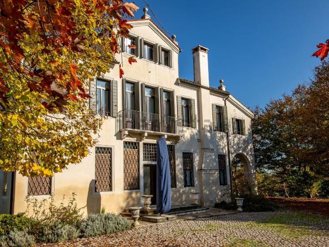 Case e ville in vendita di 483 m² in Via Grapputo