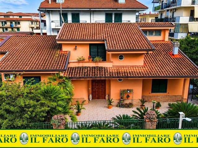 Case e ville in vendita di 483 m² in Via Innamorati
