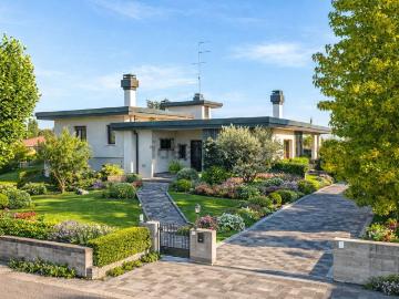 Case e ville in vendita di 484 m² in Via Chiesa, 121