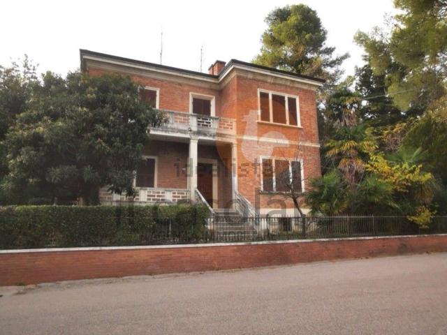 Case e ville in vendita di 484 m² in Via Peschiera, 14