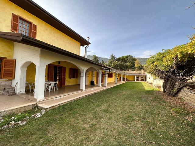 Case e ville in vendita di 485 m² in Via del ciliegio