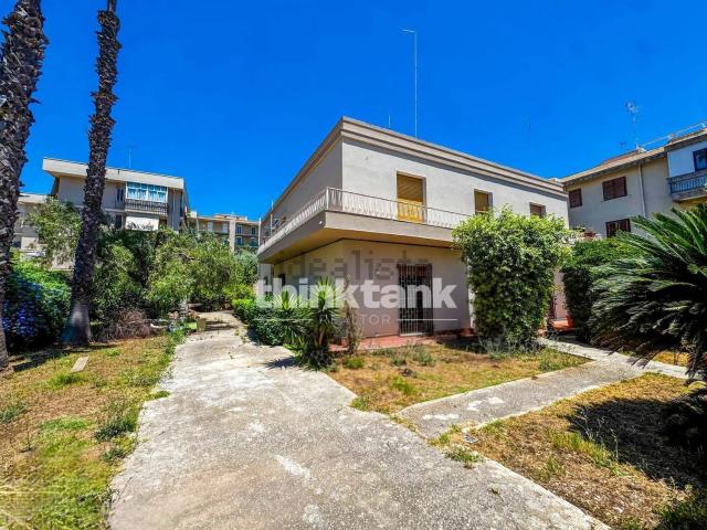Case e ville in vendita di 485 m² in Via Lentini