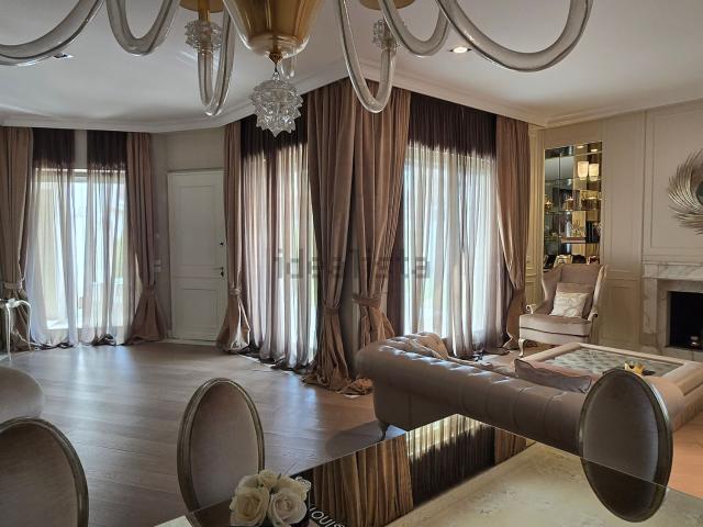 Case e ville in vendita di 486 m² in Via F. Melzi