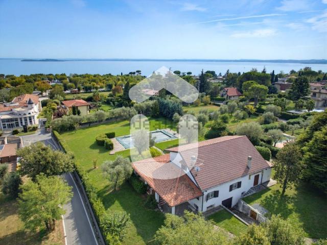 Case e ville in vendita di 487 m² in Via della Valle, 21