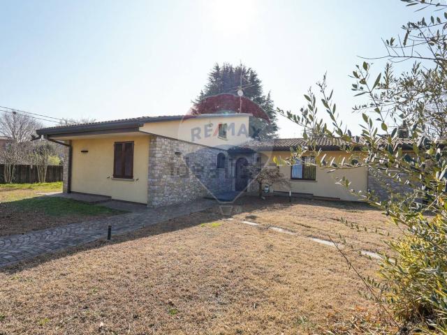 Case e ville in vendita di 487 m² in Via Francesco Petrarca, 1