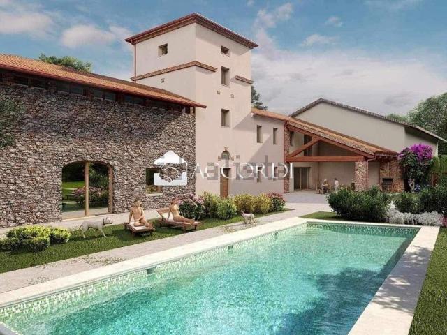 Case e ville in vendita di 490 m² in Via Roma