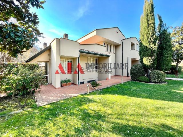 Case e ville in vendita di 490 m² in Via Palermo