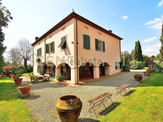 Case e ville in vendita di 492 m²