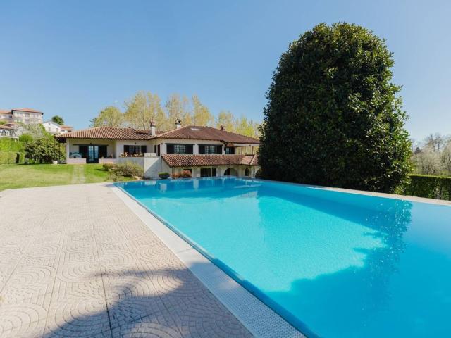 Case e ville in vendita di 494 m² in Via A. Volta, 25
