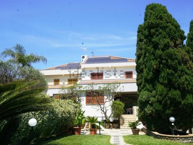 Case e ville in vendita di 494 m² in Via Giovanni Rosciglione, 22