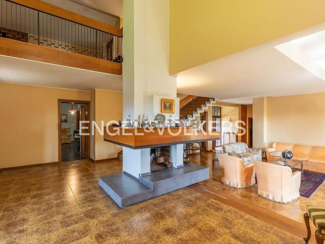 Case e ville in vendita di 494 m² in Via Leonida Magnolini