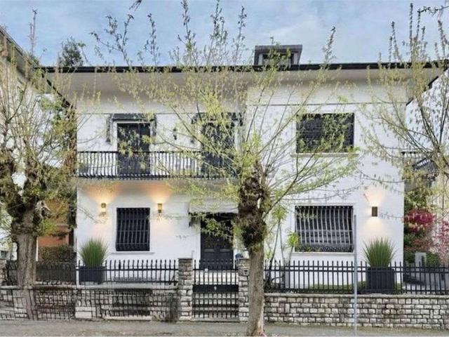 Case e ville in vendita di 494 m² in Viale Giuseppe Verdi, 49