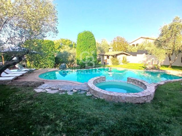 Case e ville in vendita di 494 m² in Strada Cassia Sud