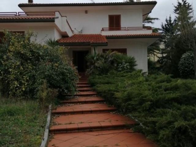 Case e ville in vendita di 495 m² in Via Boncore