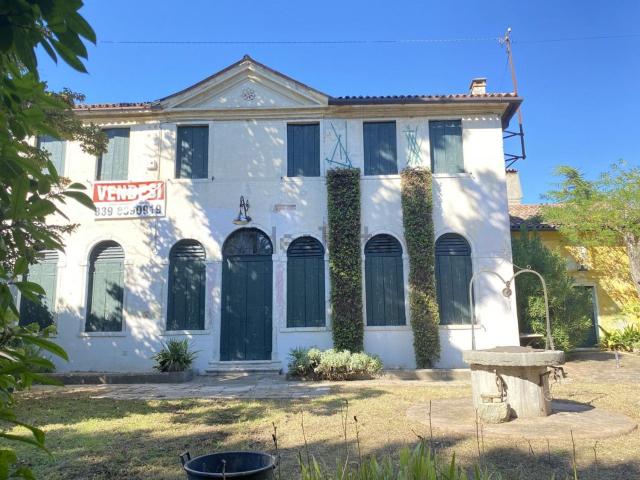 Case e ville in vendita di 495 m² in Via Giovanni XXIII