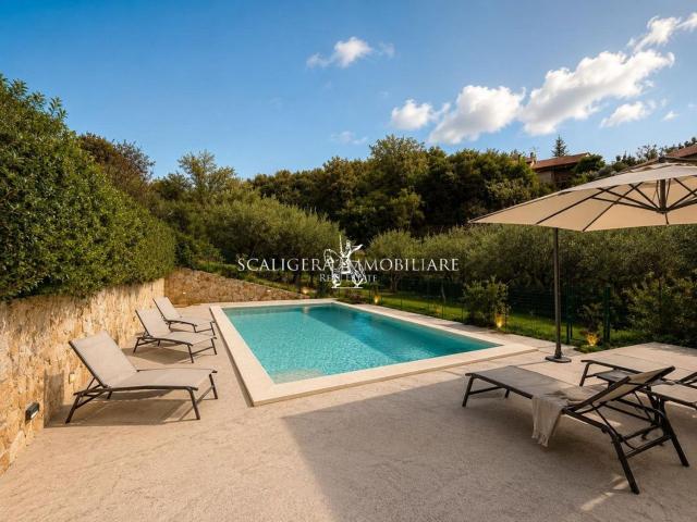 Case e ville in vendita di 495 m² in Via delle Ginestre