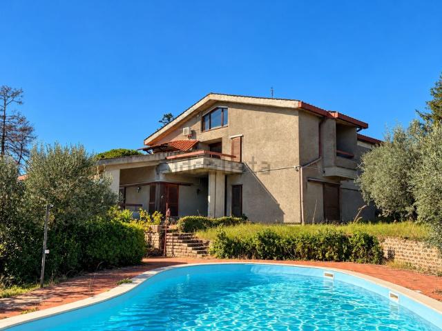 Case e ville in vendita di 495 m² in Via Leonida Magnolini, 20