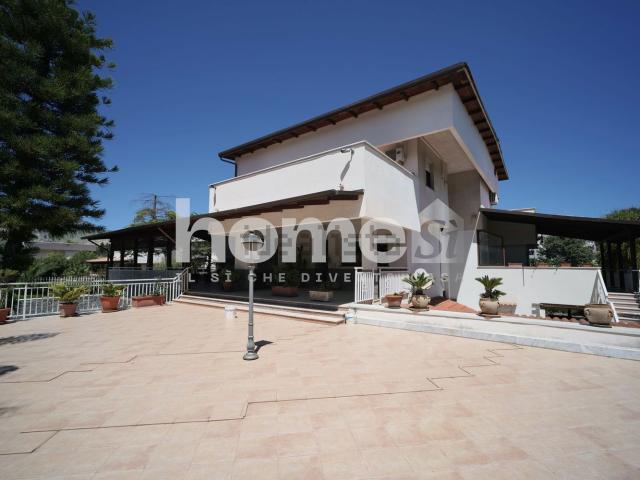 Case e ville in vendita di 496 m² in Via Luigi Sarullo, 14