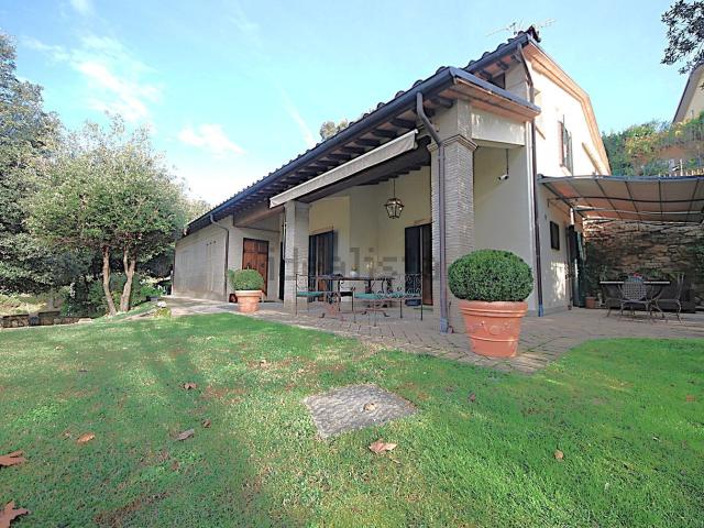 Case e ville in vendita di 496 m² in Viale dei Pini