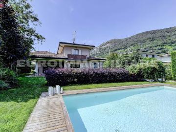 Case e ville in vendita di 497 m² in Via Camillo Benso Cavour, 94