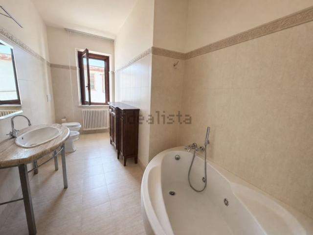 Case e ville in vendita di 498 m² in Via E Todi