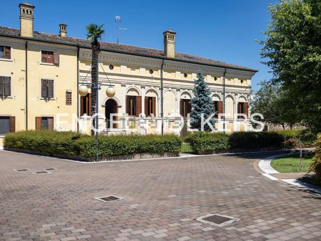 Case e ville in vendita di 500 m² in Via Conti Noris