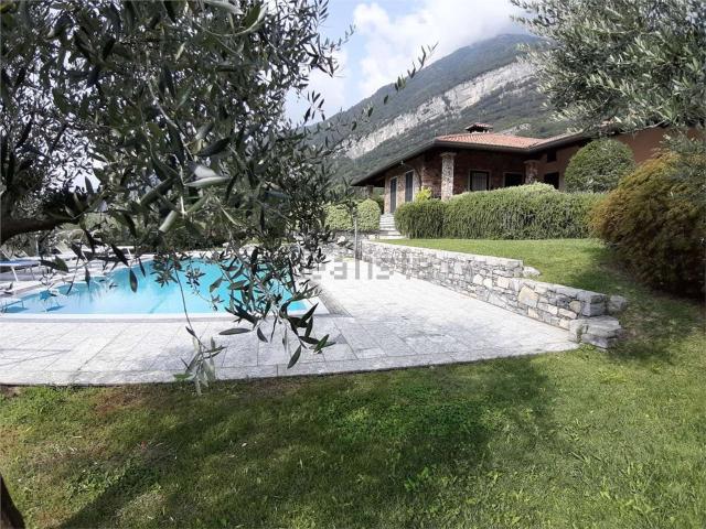 Case e ville in vendita di 500 m² in Via Camatte