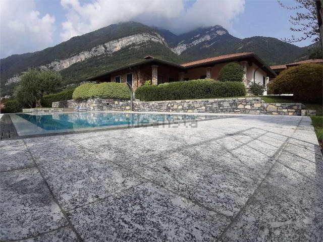 Case e ville in vendita di 500 m² in Via Camatte
