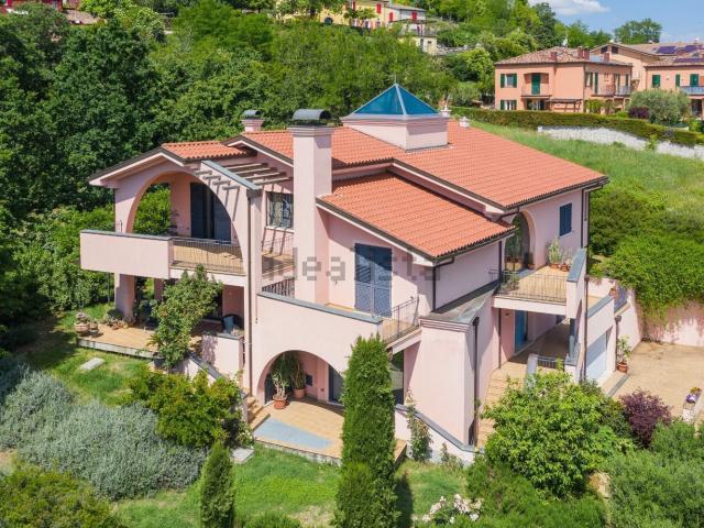 Case e ville in vendita di 650 m² in Via Alcide de Gasperi