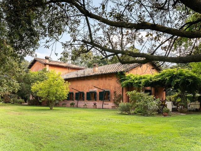 Case e ville in vendita di 500 m² in Via Appia Antica, 219