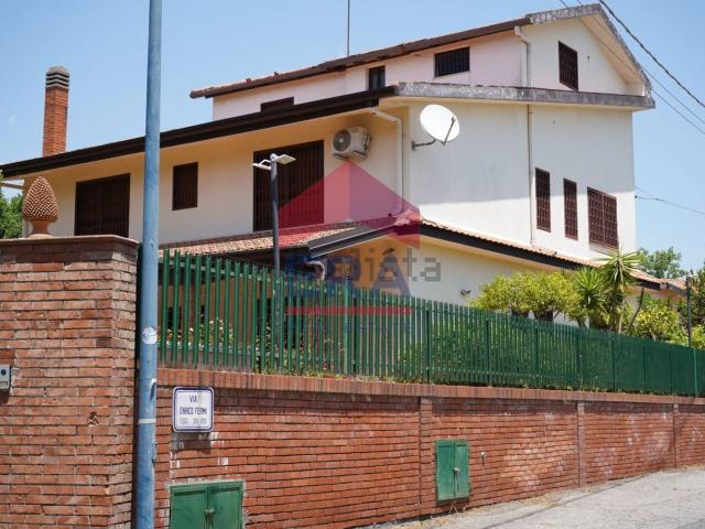 Case e ville in vendita di 500 m² in Via Archimede, 1