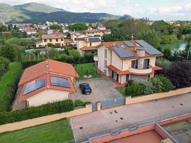 Case e ville in vendita di 500 m² in Via B. Genovesi Sud, 221