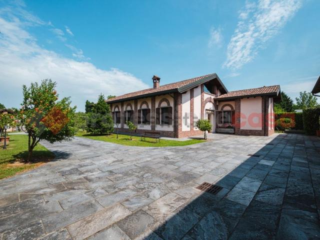 Case e ville in vendita di 500 m² in Via Borgomaneri, 8