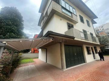 Case e ville in vendita di 500 m² in Via Girolamo Briani